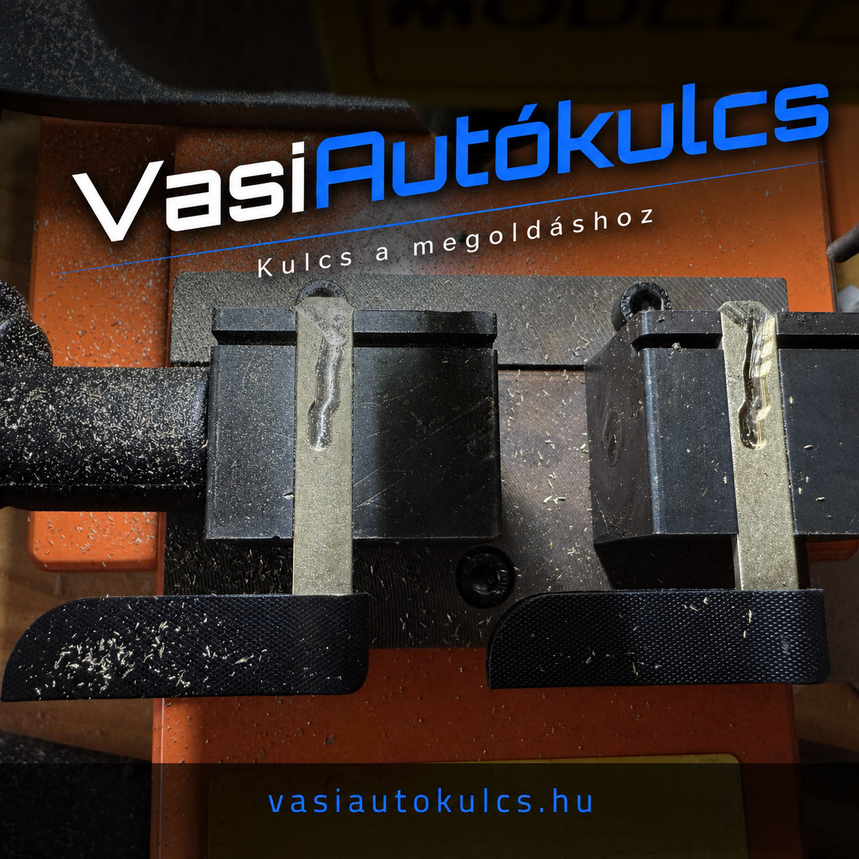 Autókulcs marása műhelygépen kulcsszárakkal és forgáccsal.