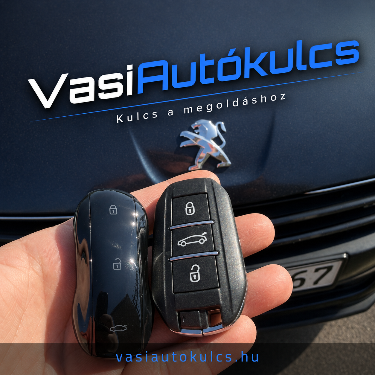 Peugeot autókulcsok egy Peugeot jármű előtt, kézben tartva.